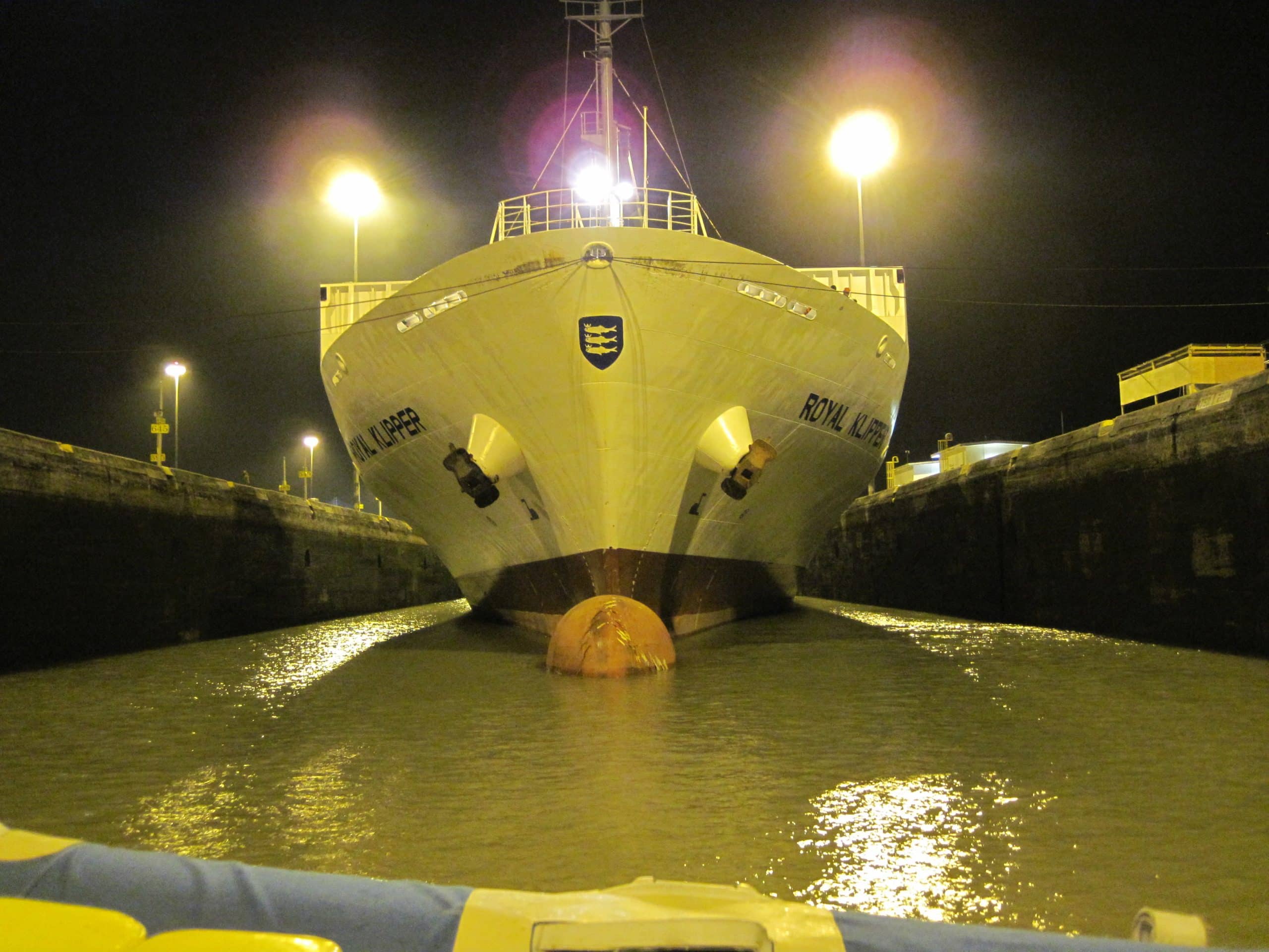 panama canal crossing pacific side boat delivery
